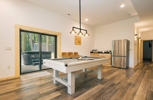 McHenry Cabin | Brand NEW Build! Five Master Suites~Bunk Room~INDOOR POOL, Game ROOM & Hot Tub!