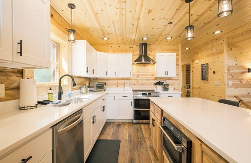 McHenry Cabin | Brand NEW Build! Five Master Suites~Bunk Room~INDOOR POOL, Game ROOM & Hot Tub!