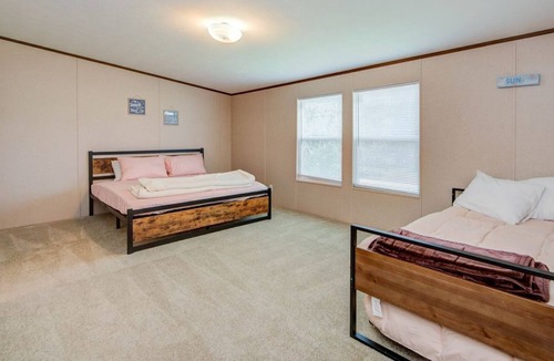 San Leon House | Brand New Clayton Home ~ Few Miles to Beach!