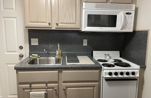 Ogunquit Condo | Brand New Condo! Sleeps 6, Full kitchen, Walk to Beach/Town, Pools, Grill, Yard