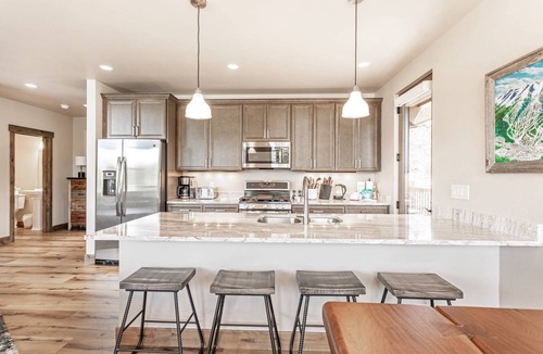 Wildernest Condo | Brand New Elegant 4BR Ski Retreat |Fireplace |Clubhouse Pool and Hot Tubs |Free Shuttle to Slopes