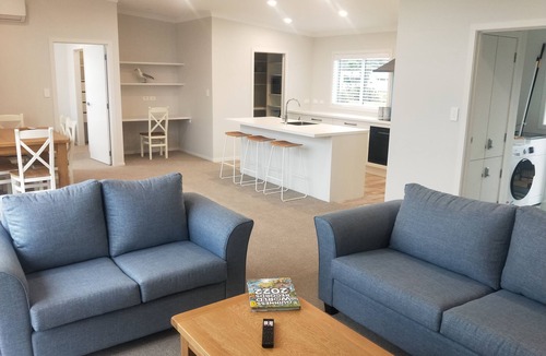 Waihi Beach House | Brand new Holiday Home 400m From Beach