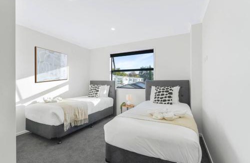 Hamilton East Villa | Brand New, King-Bed, Central City -By KOSH