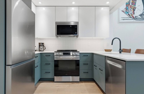 Aldergrove House | Brand New Modern Private Loft Suite | King Bed |