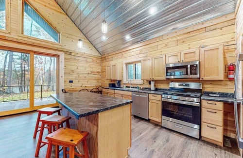 Tomahawk House | Brand-new riverfront cabin with a open layout, gas grill, and W/D - dog-friendly