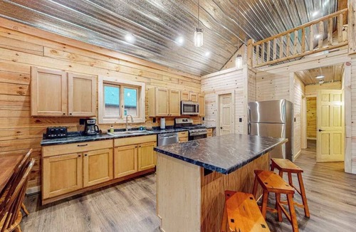 Tomahawk House | Brand-new riverfront cabin with a open layout, gas grill, and W/D - dog-friendly