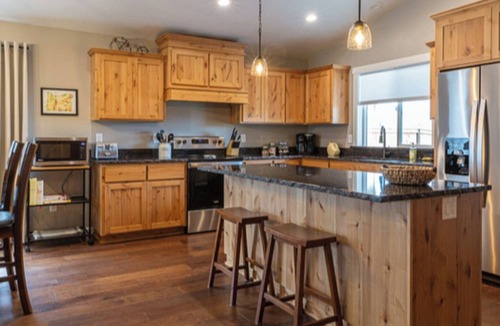 Grants Pass House | Brand New/Self Check-In/Smart TV/Full Kitchen/Quiet Neighborhood