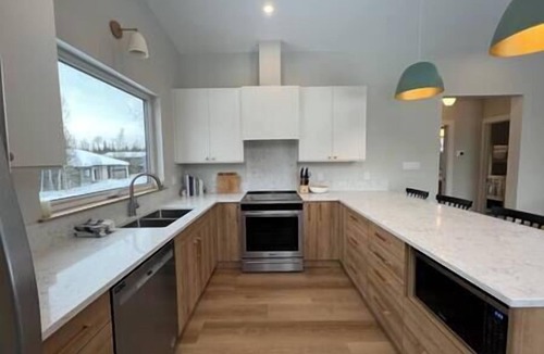 Fernie House | Brand-new ski-in apartment/Private hot tub/AC