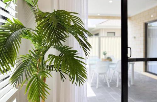 East Victoria Park House | Brand new Spacious & Stylish Stay in Vic Park