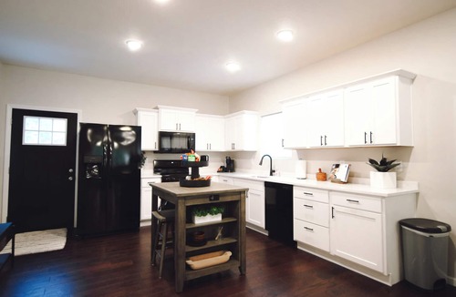 Springfield House | Brand NEW Spacious 5-bedroom house in awesome Springfield near MSU and Mercy
