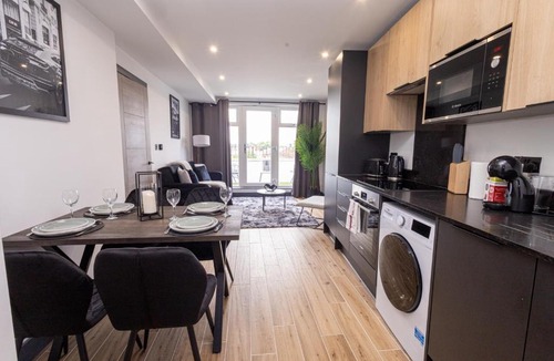 Borehamwood Apartment | Brand-New Top-Floor Flat with Stunning Balcony & Parking