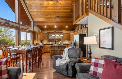 Branson House | Branson Cabin with Huge Deck on Table Rock Lake - Walk down to the Lake -26