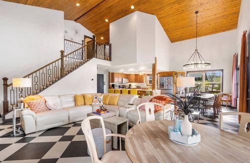 Branson Cabin | Branson - Lakefront - Sleeps 15pp - Groovy YKnot Lodge