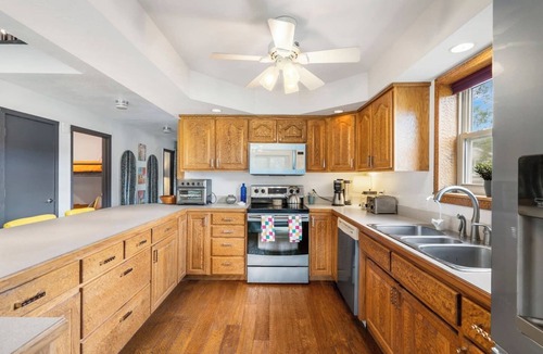 Branson Cabin | Branson - Lakefront - Sleeps 15pp - Groovy YKnot Lodge