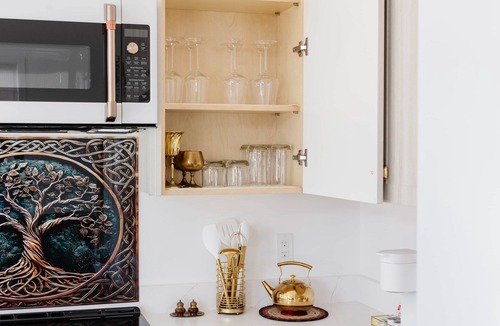 Campbell River House | Brass Apple Cottage | Stylish, New, A/C, Wi-Fi, EV Charger & more