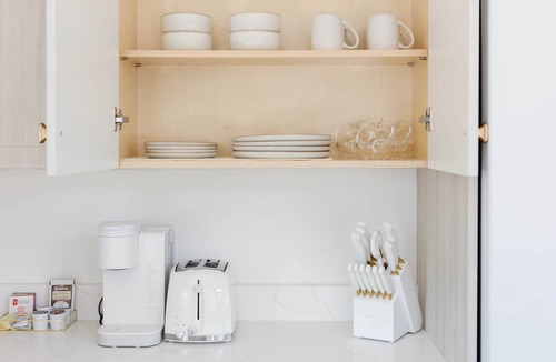 Campbell River House | Brass Apple Cottage | Stylish, New, A/C, Wi-Fi, EV Charger & more