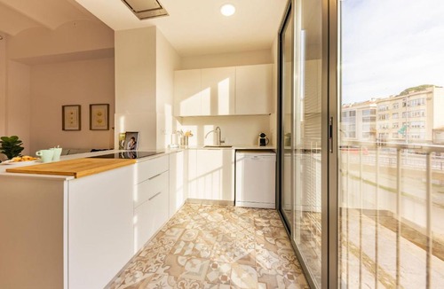 Eixample Apartment | Bravissimo Riu Onyar, modern 3 bedroom apartment