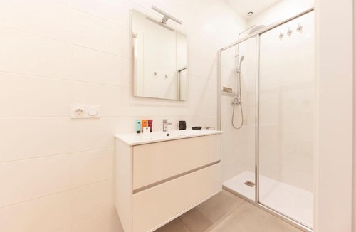 Eixample Apartment | Bravissimo Riu Onyar, modern 3 bedroom apartment