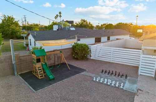 Sherwood Towne House | Bray House - Epic Shared Backyard - Pool - Games