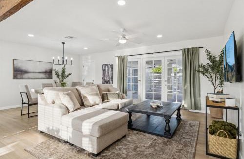 Sherwood Towne House | Bray House - Epic Shared Backyard - Pool - Games