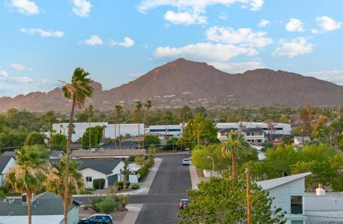 Sherwood Towne House | Bray House - Epic Shared Backyard - Pool - Games