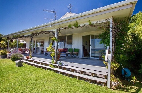 Te Rangiita House | Breachmor - Tauranga Taupo Lakefront Holiday Home