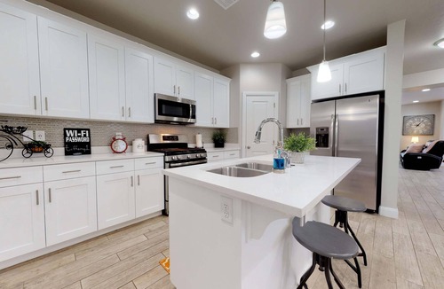 Sienna Hills House | Breakfast at Tiffanys-Dog Friendly POOL OPEN