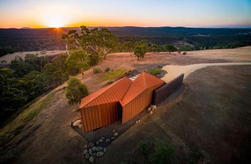 Elevated Plains House | Breakneck Gorge Oikos