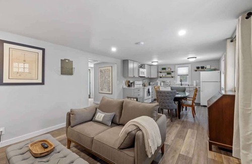 Bradford House | Breakwater Cottage 1 Bed 1 Ba, Private Pond Deck
