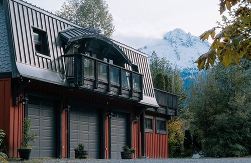Upper Squamish House | Breath Taking Glacier Views on a Pristine Acreage in Sought out Squamish Valley