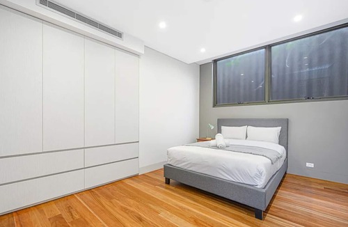 Putney House | Breath-taking Tranquil Duplex | Waterview & Garden
