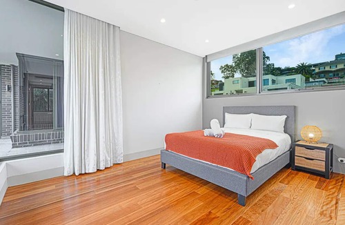 Putney House | Breath-taking Tranquil Duplex | Waterview & Garden