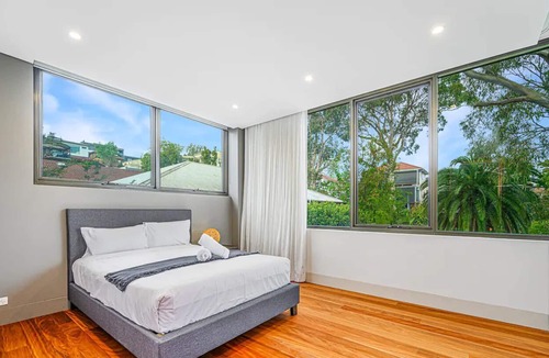 Putney House | Breath-taking Tranquil Duplex | Waterview & Garden
