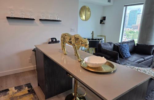 Crescent Heights Apartment | Breath Taking View-TopFloorPHaccess-DTskyline-2BR2WR-5Guest