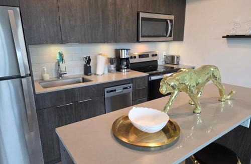 Crescent Heights Apartment | Breath Taking View-TopFloorPHaccess-DTskyline-2BR2WR-5Guest