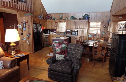 Roan Mountain Cabin | Breath Taking View of the Highlands of the Roan with Hot Tub and Pool Table