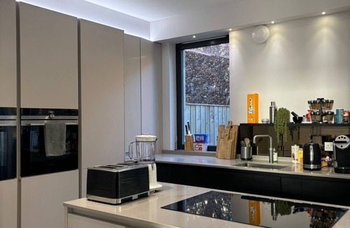 Corstorphine Villa | Breathtaking 4 bedroom townhouse In central Murrayfield location, free parking