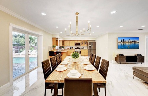 Hollywood Lakes Villa | Breathtaking 5BR/3BA Villa near Hollywood Beach