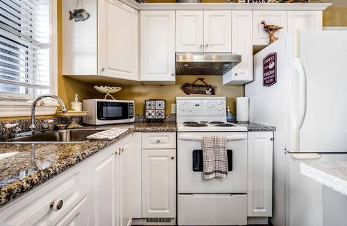 Leamington Cottage | Breathtaking Beachfront Cottage with Nice Sights in Leamington, Ontario