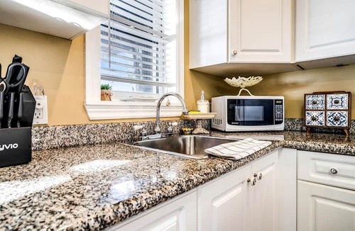 Leamington Cottage | Breathtaking Beachfront Cottage with Nice Sights in Leamington, Ontario