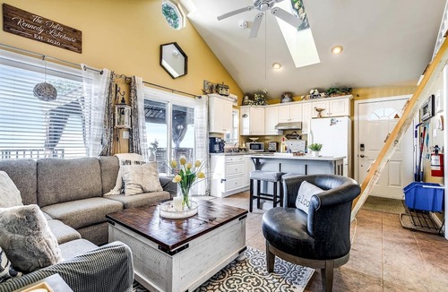 Leamington Cottage | Breathtaking Beachfront Cottage with Nice Sights in Leamington, Ontario