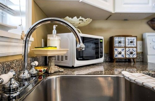 Leamington Cottage | Breathtaking Beachfront Cottage with Nice Sights in Leamington, Ontario