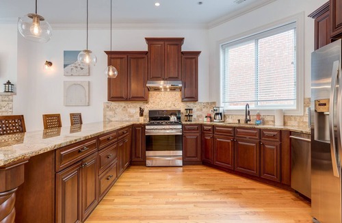 Tri-Taylor Apartment | Breathtaking & Bright: Designer 2BD with Garage