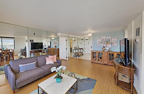 McCully - Moiliili Apartment | Breathtaking Hawaiian Monarch 2-Bedroom Penthouse