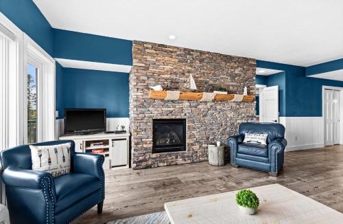 Two Harbors Apartment | Breathtaking Lake Views 1BR King Suite, Kitchen & Heated Pools