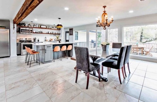 Raleigh House | 》Breathtaking Lakefront Luxury game room+ waterfront Fire Pit 4BR sleeps 10《