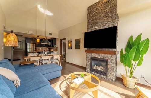 Canmore Apartment | Breathtaking Luxury 3Bd Penthouse Pool and Hot Tub