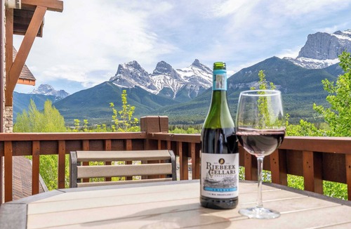 Canmore Apartment | Breathtaking Luxury 3Bd Penthouse Pool and Hot Tub