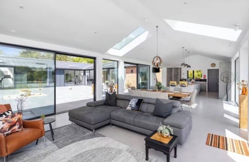 Plumpton Green House | Breathtaking Modern Barn in the Rural Countryside. Stunning Views - Dog Friendly