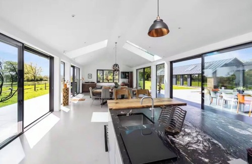 Plumpton Green House | Breathtaking Modern Barn in the Rural Countryside. Stunning Views - Dog Friendly
